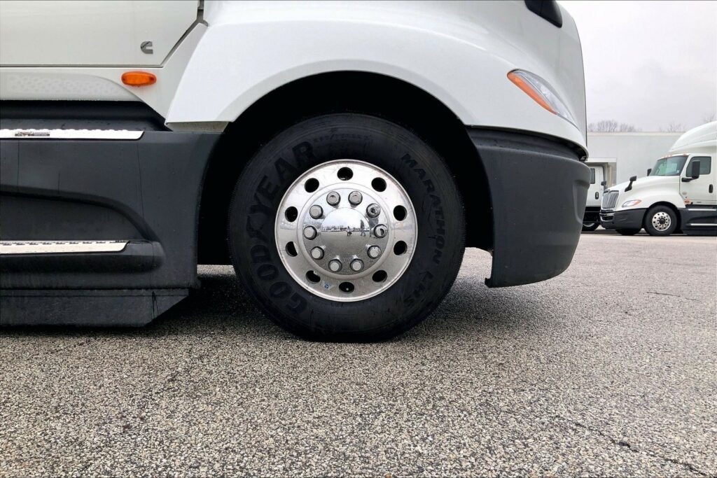 2022 CUM LT625 6×4 Sleeper