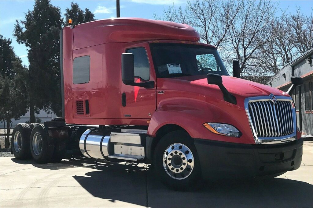 2021 CUM LT625 6×4 Sleeper