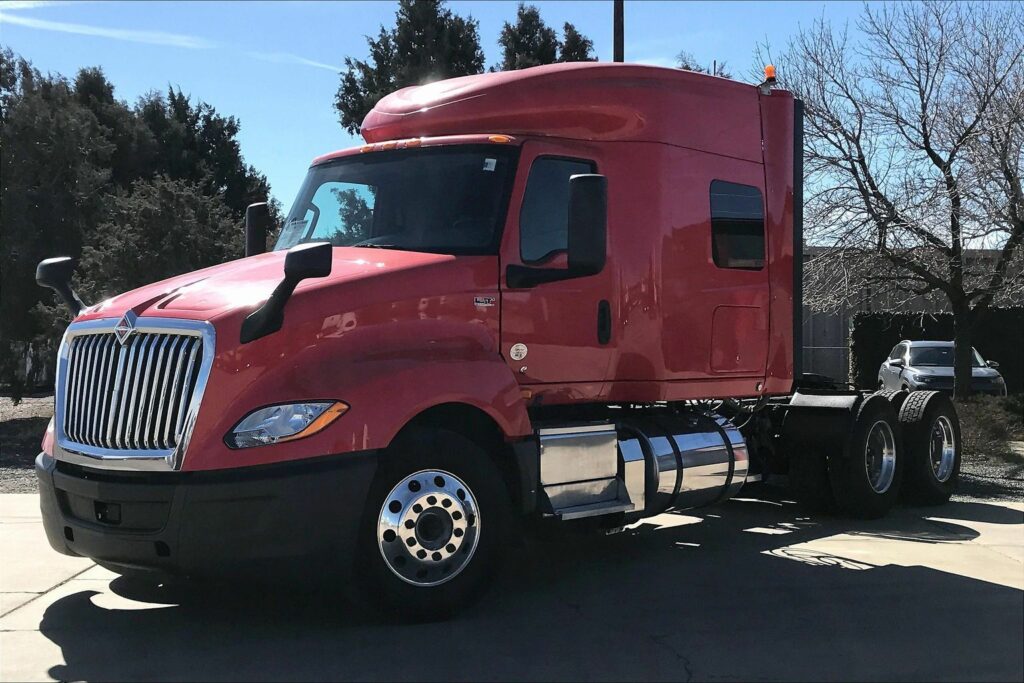 2021 CUM LT625 6×4 Sleeper