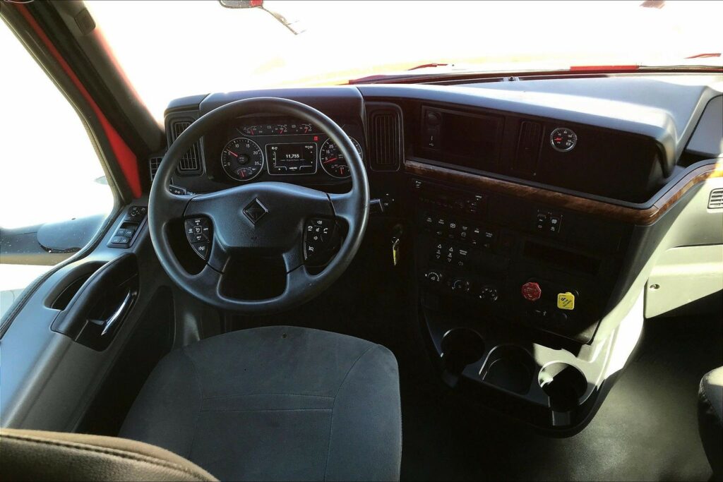 2021 CUM LT625 6×4 Sleeper