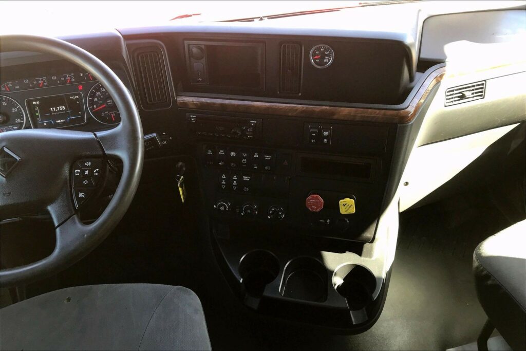 2021 CUM LT625 6×4 Sleeper