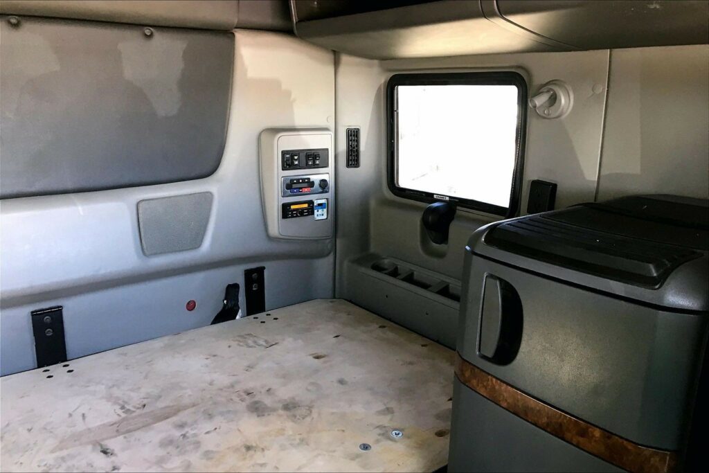 2021 CUM LT625 6×4 Sleeper