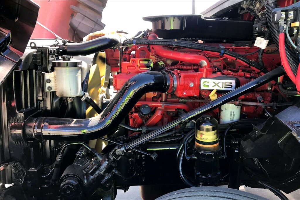 2021 CUM LT625 6×4 Sleeper