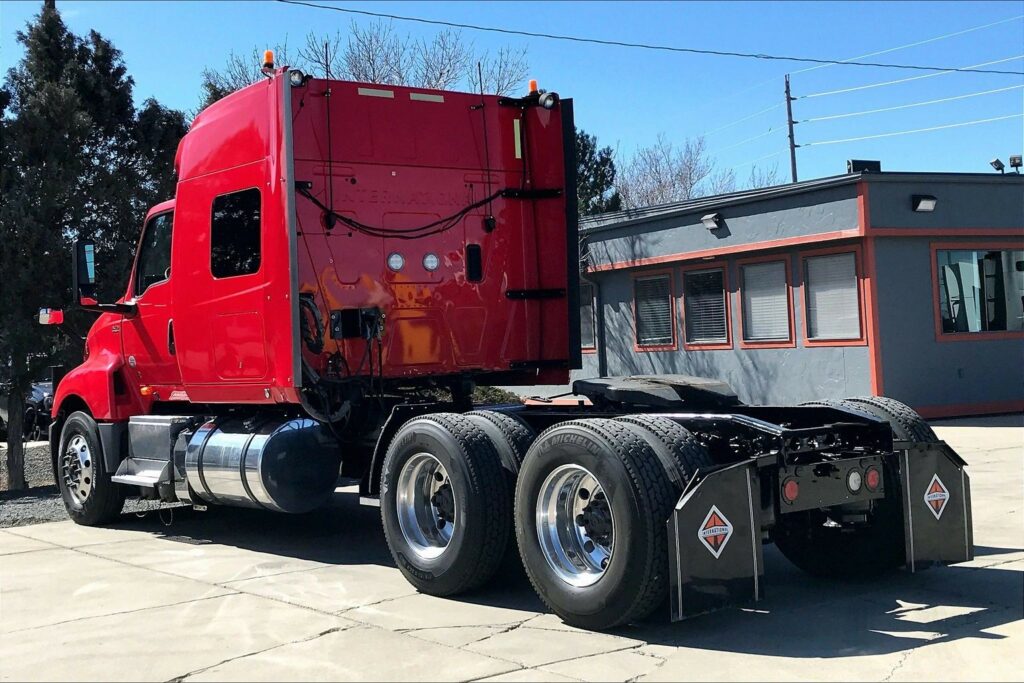 2021 CUM LT625 6×4 Sleeper