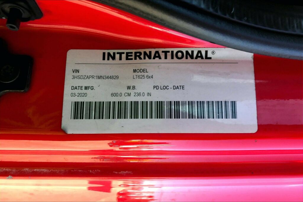 2021 CUM LT625 6×4 Sleeper