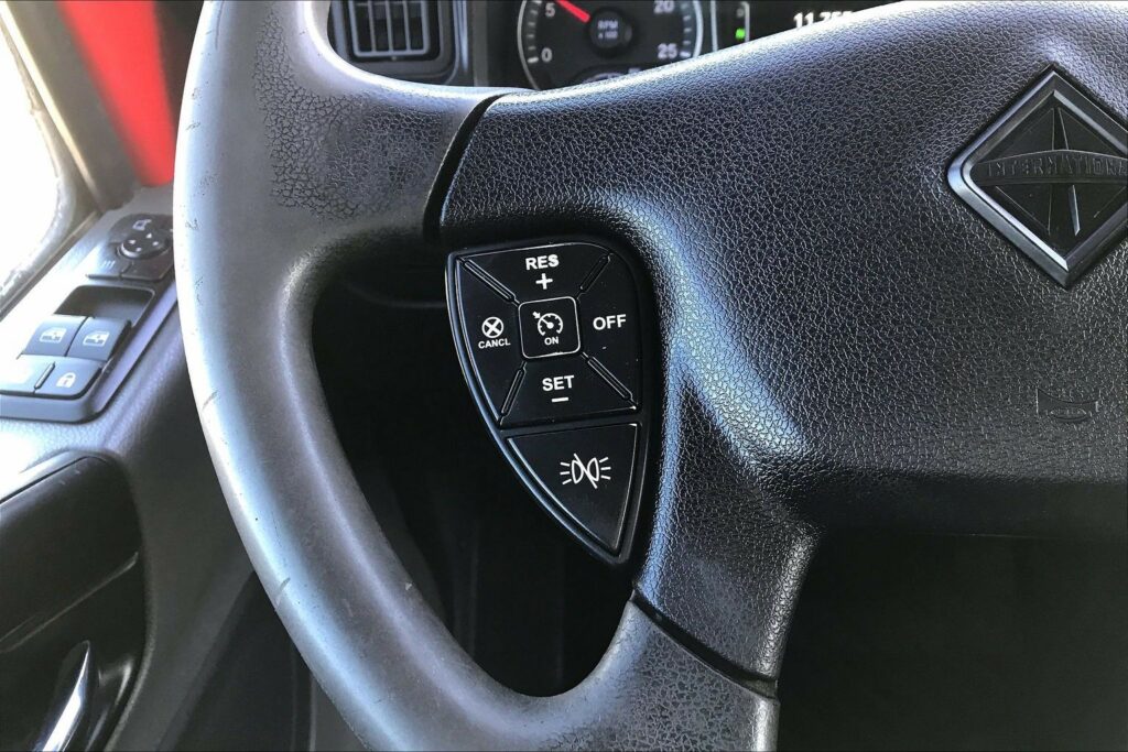 2021 CUM LT625 6×4 Sleeper