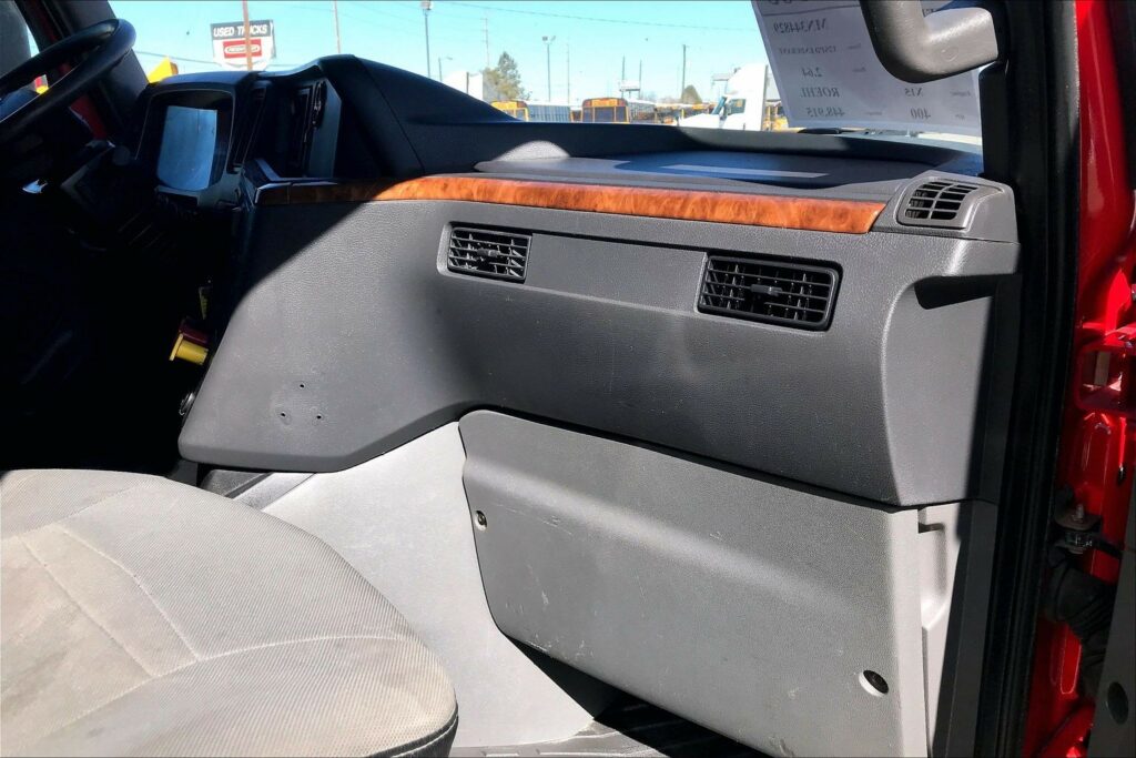 2021 CUM LT625 6×4 Sleeper