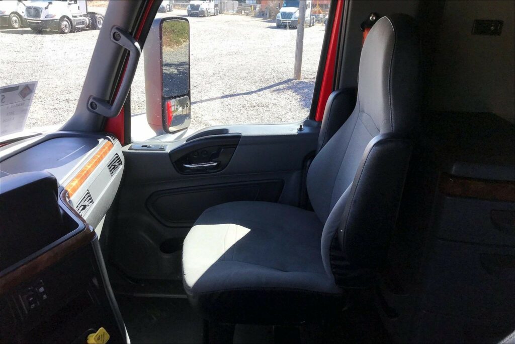 2021 CUM LT625 6×4 Sleeper