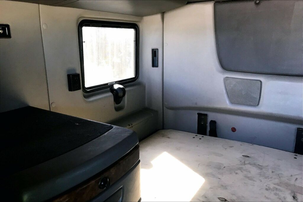 2021 CUM LT625 6×4 Sleeper