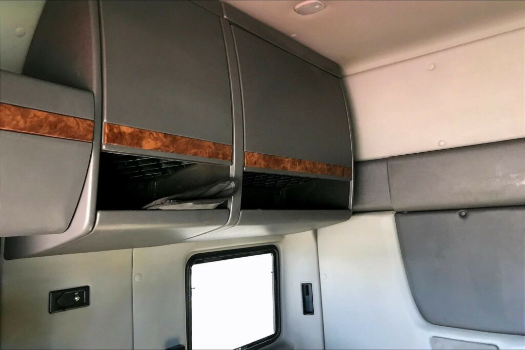 2021 CUM LT625 6×4 Sleeper