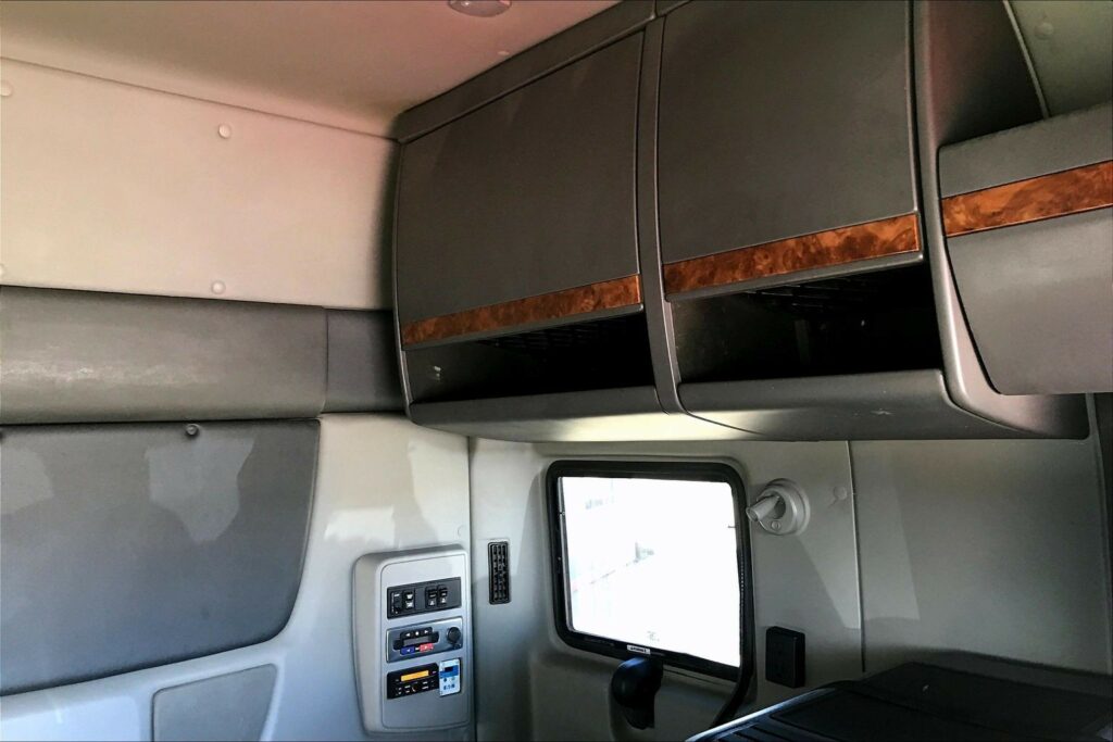 2021 CUM LT625 6×4 Sleeper