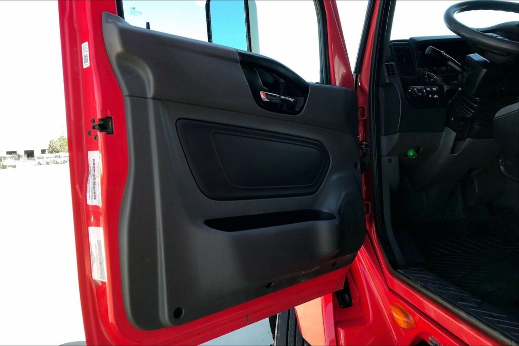 2021 CUM LT625 6×4 Sleeper