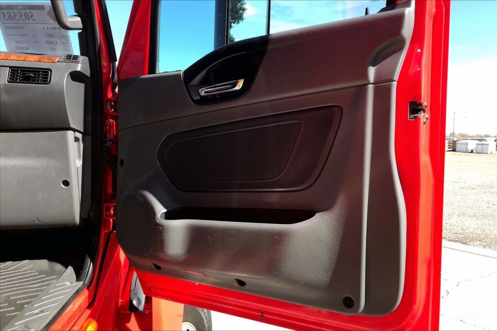 2021 CUM LT625 6×4 Sleeper