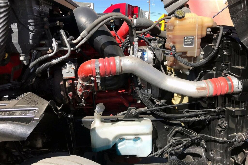 2021 CUM LT625 6×4 Sleeper