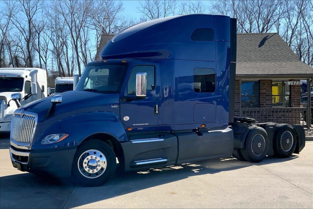 2022 CUM LT625 6×4 Sleeper