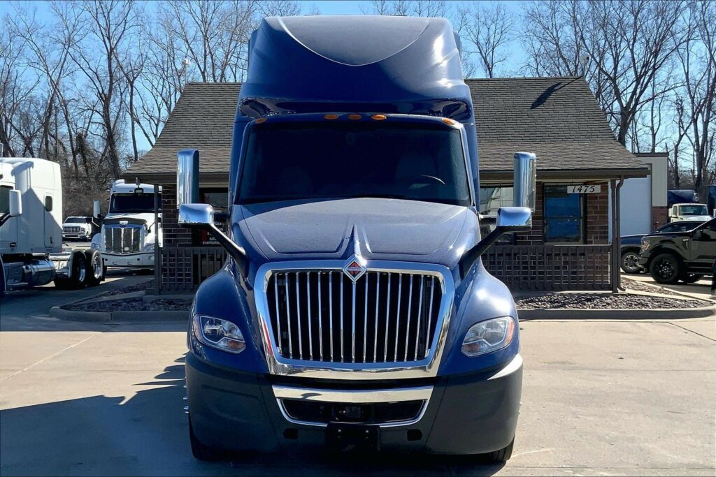 2022 CUM LT625 6×4 Sleeper