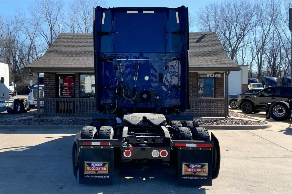 2022 CUM LT625 6×4 Sleeper