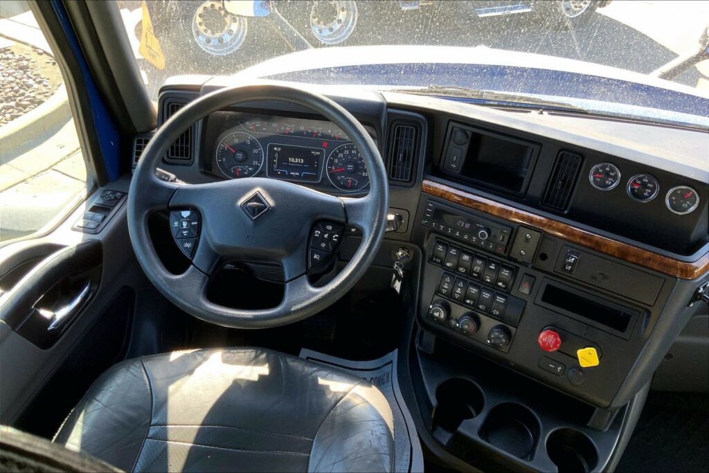 2022 CUM LT625 6×4 Sleeper