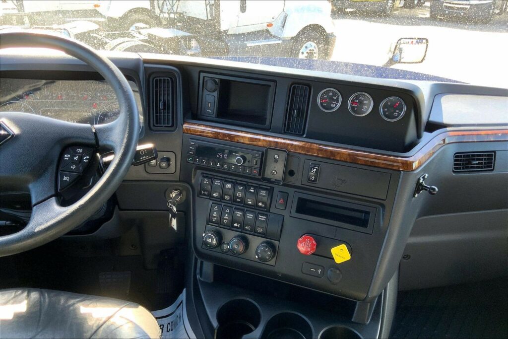 2022 CUM LT625 6×4 Sleeper