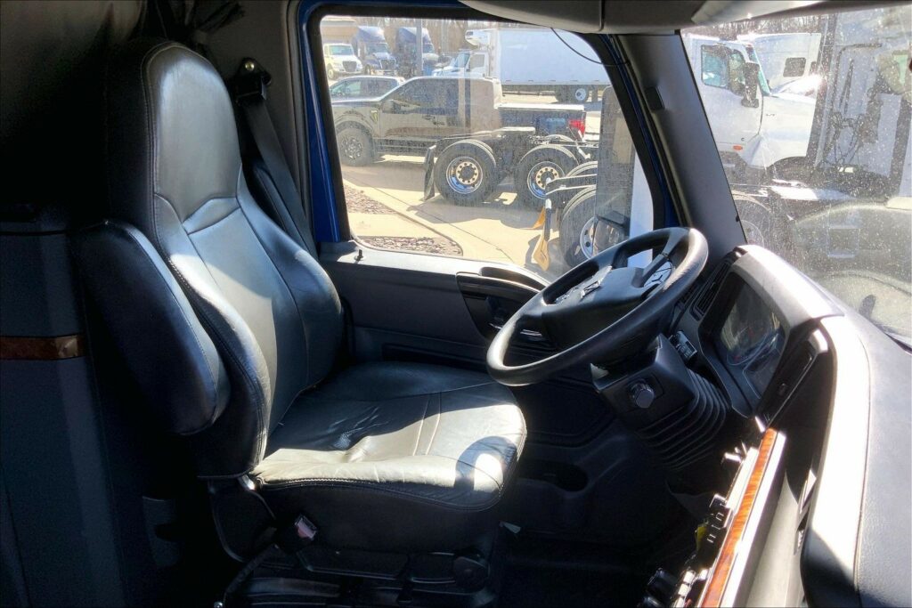 2022 CUM LT625 6×4 Sleeper