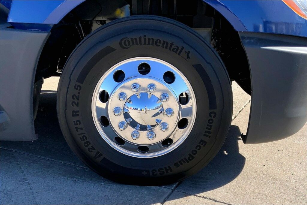 2022 CUM LT625 6×4 Sleeper