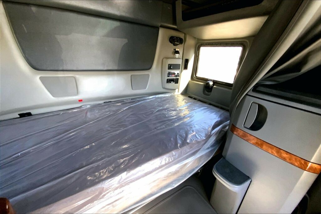 2022 CUM LT625 6×4 Sleeper