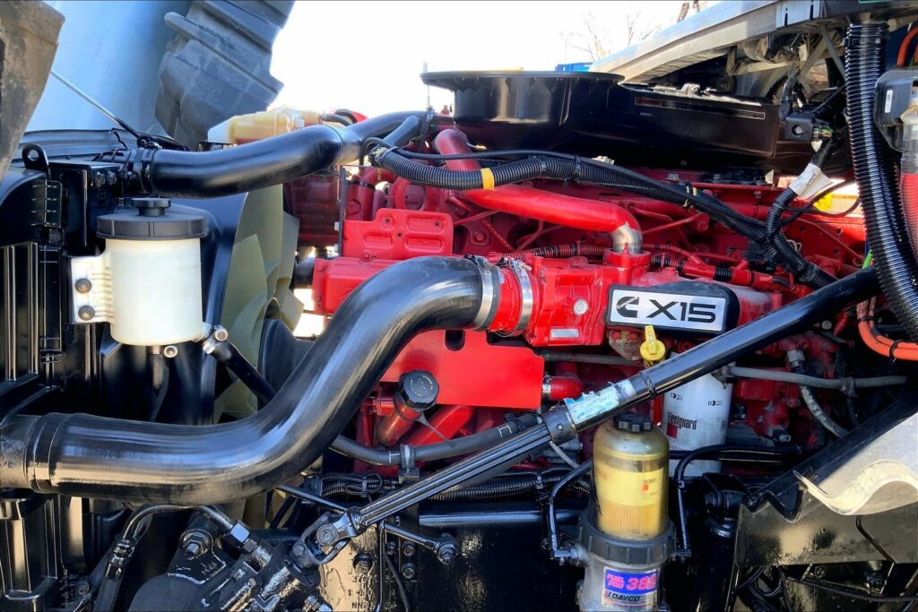 2022 CUM LT625 6×4 Sleeper