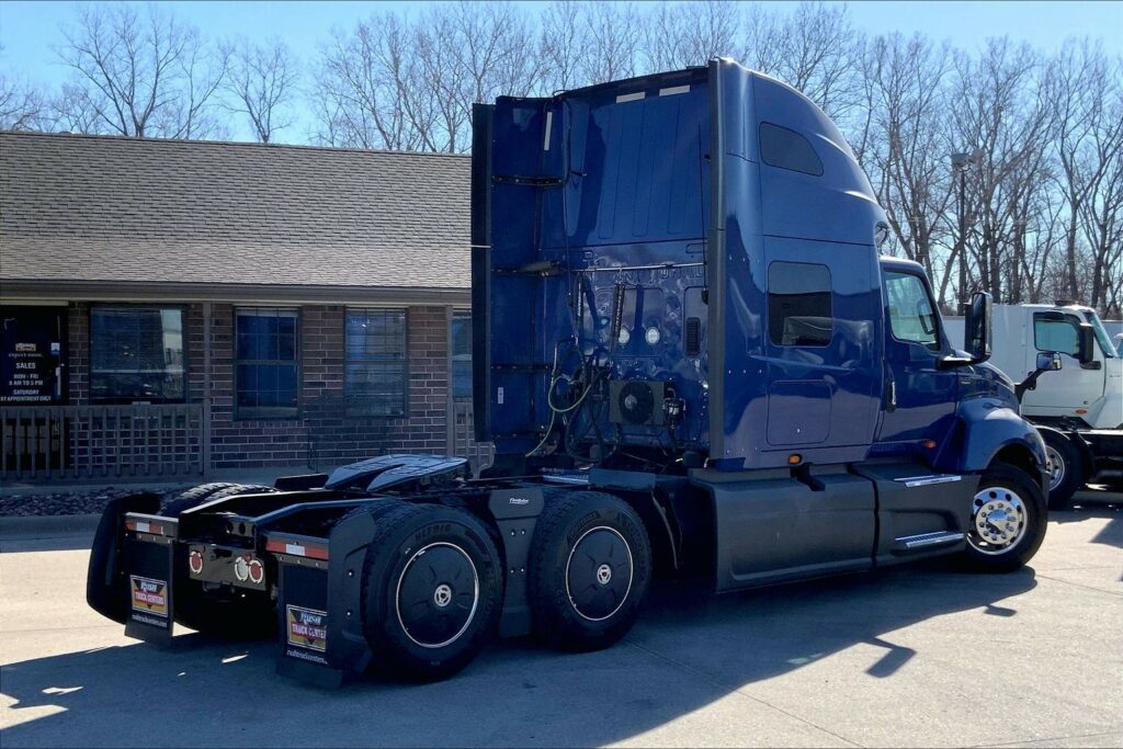 2022 CUM LT625 6×4 Sleeper