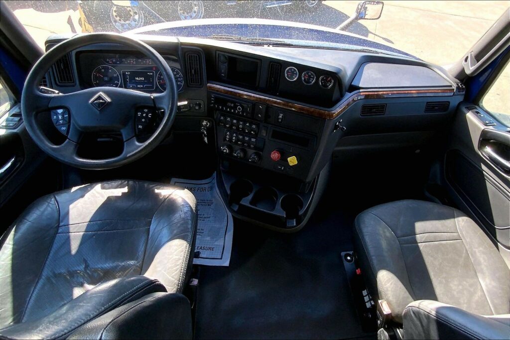 2022 CUM LT625 6×4 Sleeper