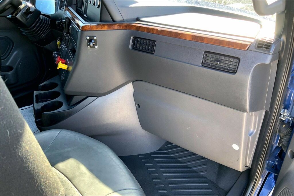 2022 CUM LT625 6×4 Sleeper