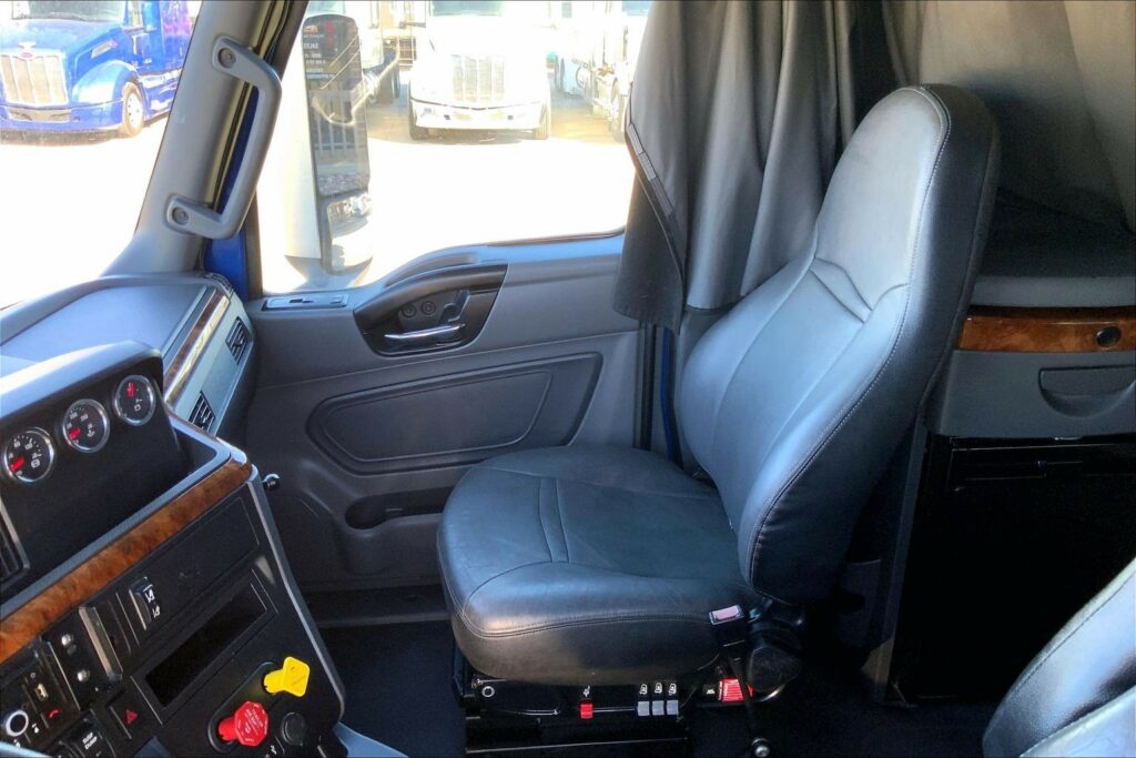 2022 CUM LT625 6×4 Sleeper