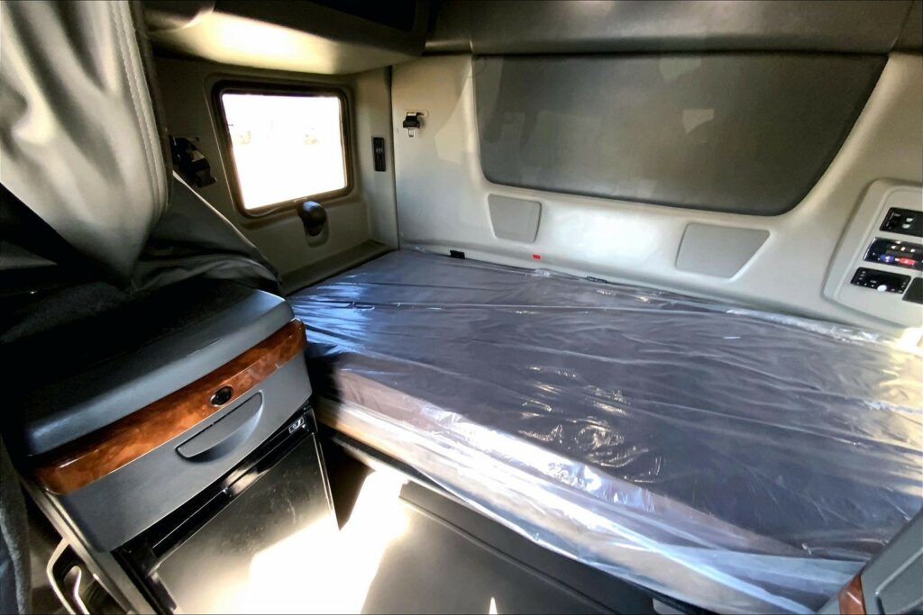 2022 CUM LT625 6×4 Sleeper