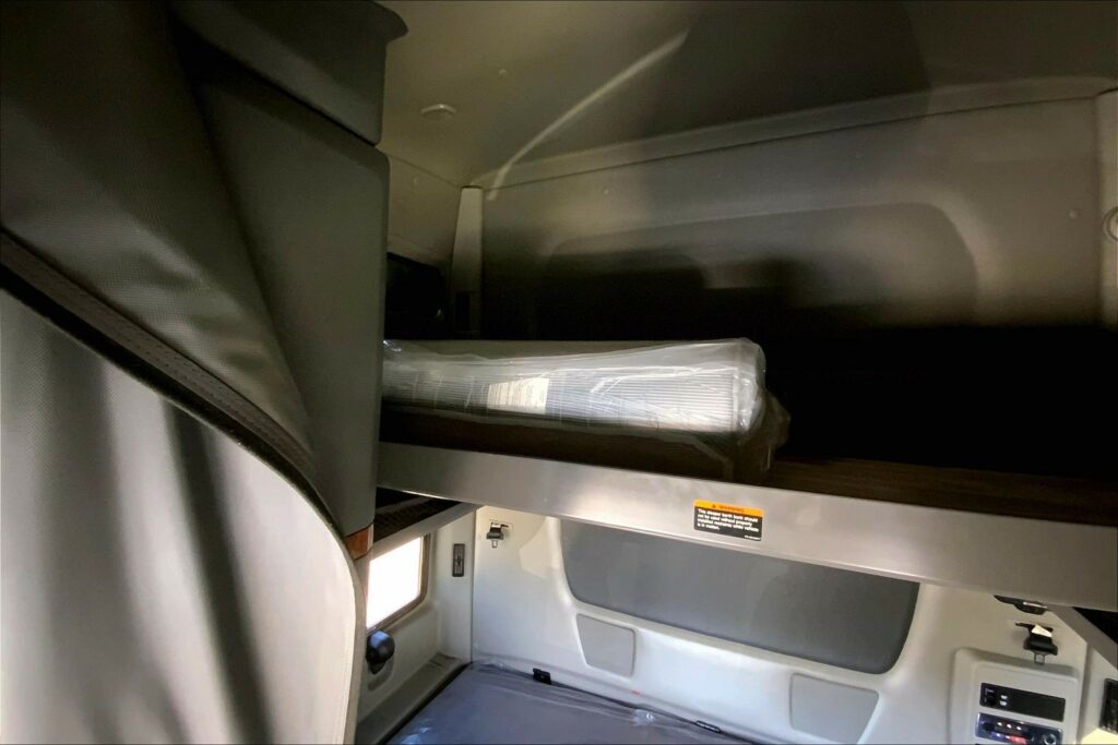 2022 CUM LT625 6×4 Sleeper