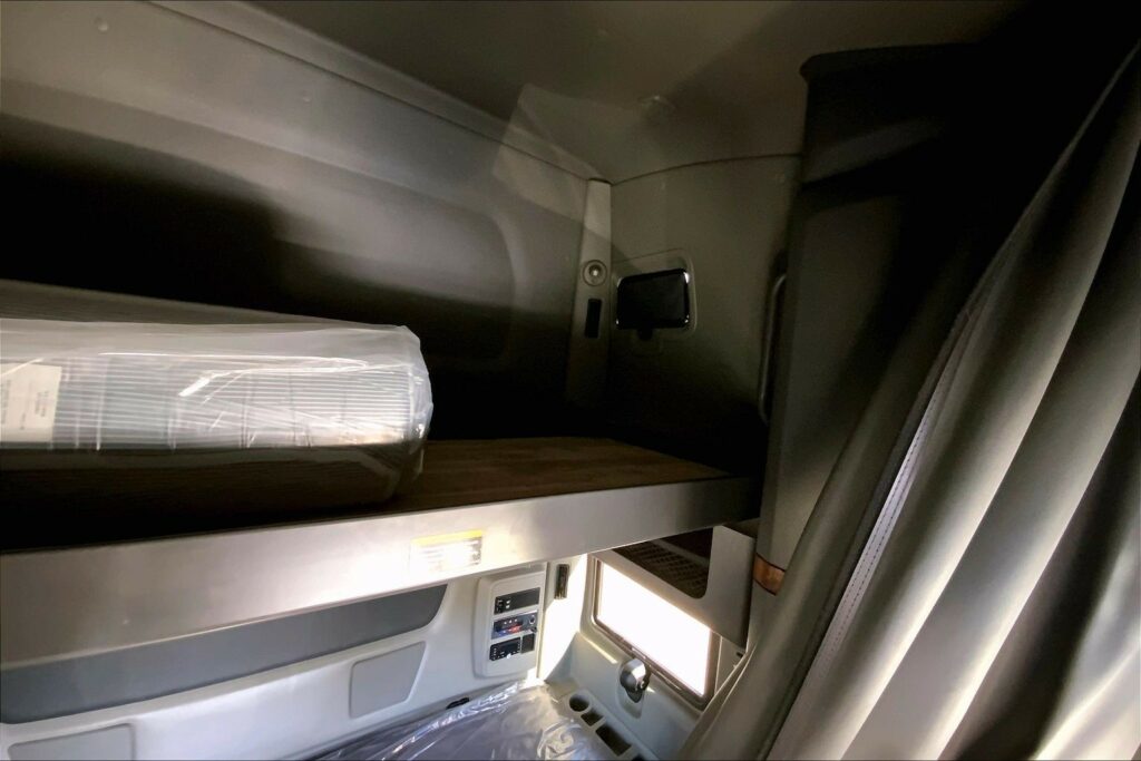 2022 CUM LT625 6×4 Sleeper