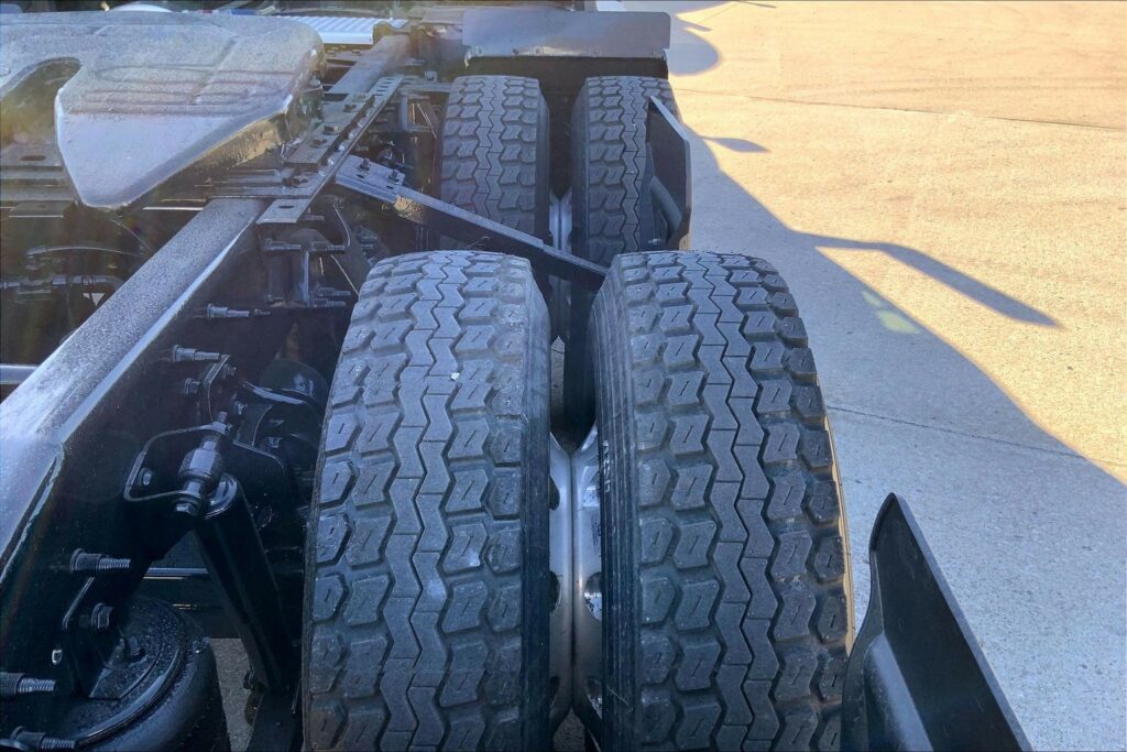 2022 CUM LT625 6×4 Sleeper