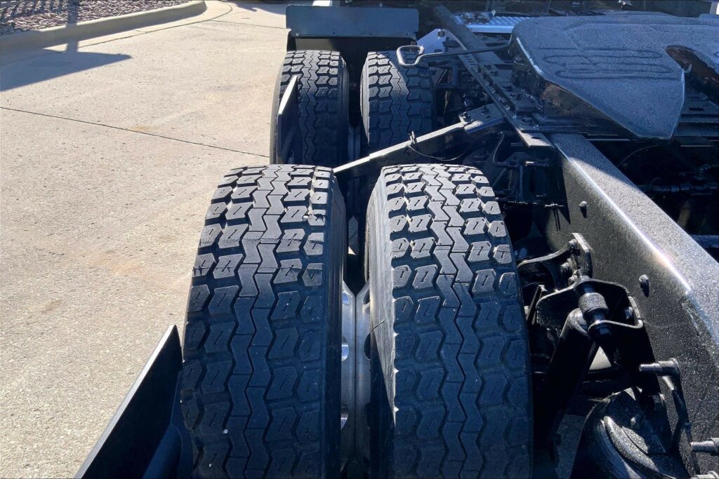 2022 CUM LT625 6×4 Sleeper