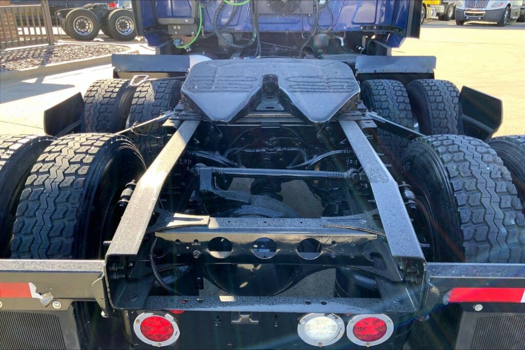 2022 CUM LT625 6×4 Sleeper