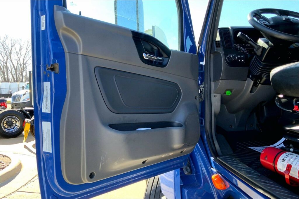 2022 CUM LT625 6×4 Sleeper