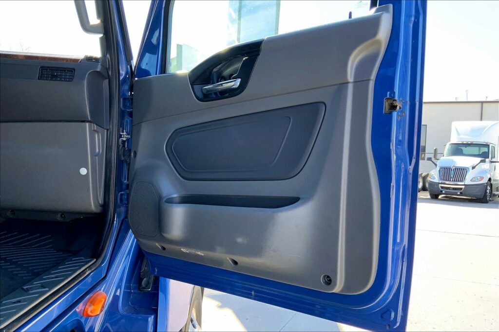 2022 CUM LT625 6×4 Sleeper