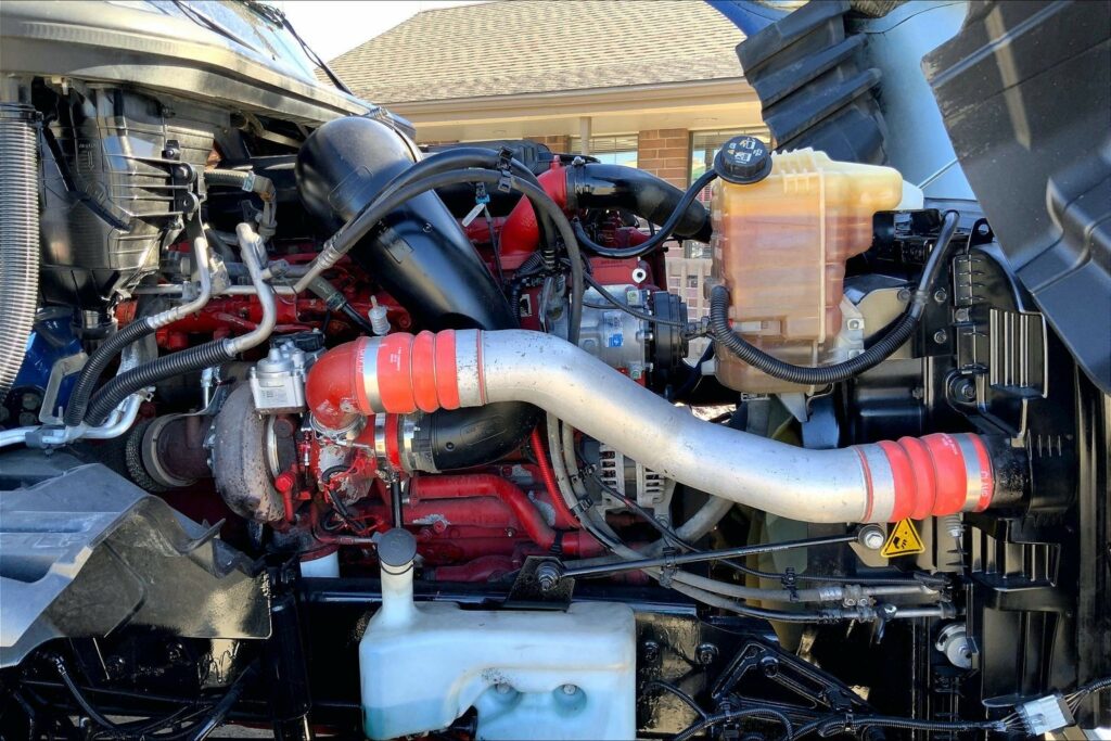 2022 CUM LT625 6×4 Sleeper