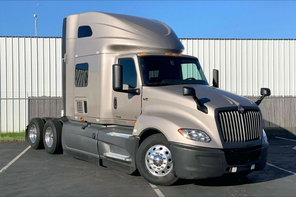 2022 CUM LT625 6×4 Sleeper
