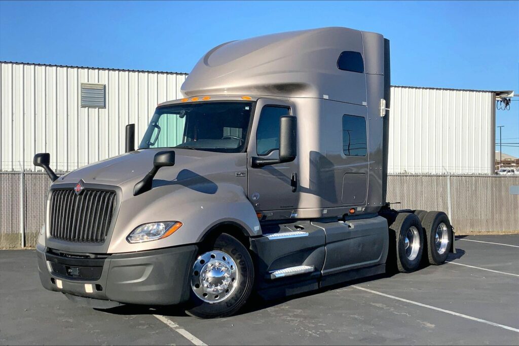 2022 CUM LT625 6×4 Sleeper