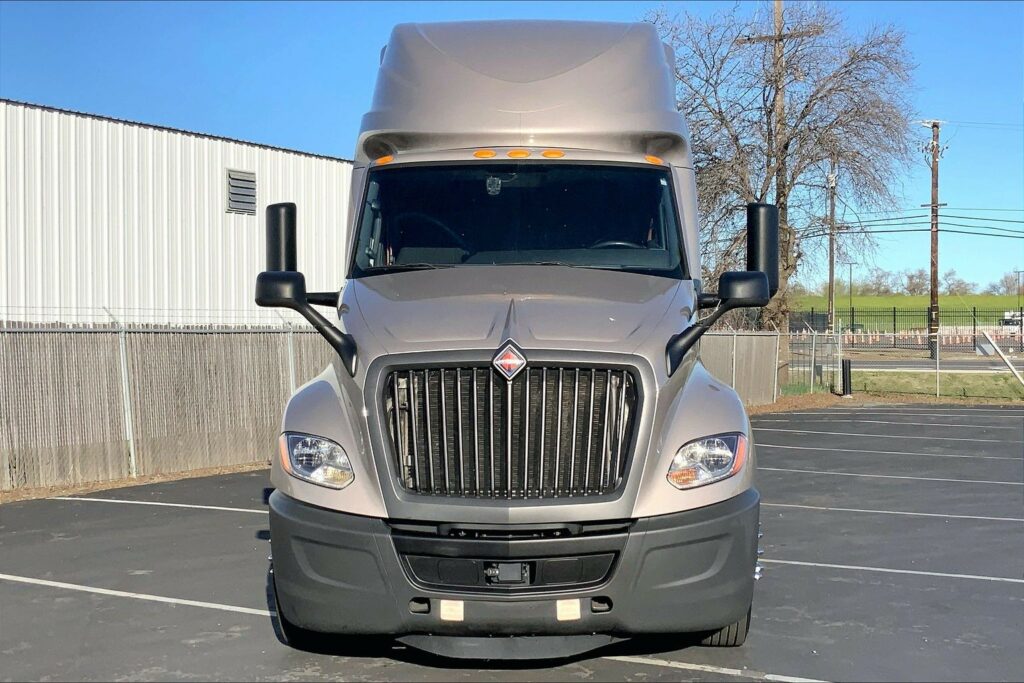 2022 CUM LT625 6×4 Sleeper