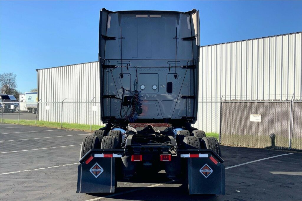 2022 CUM LT625 6×4 Sleeper