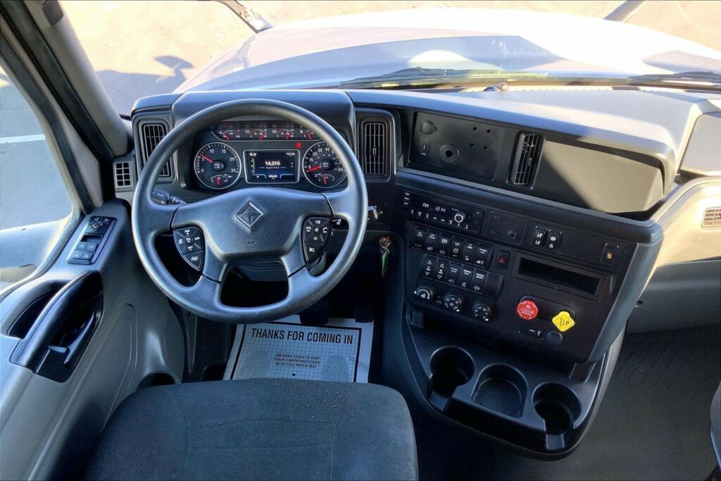 2022 CUM LT625 6×4 Sleeper