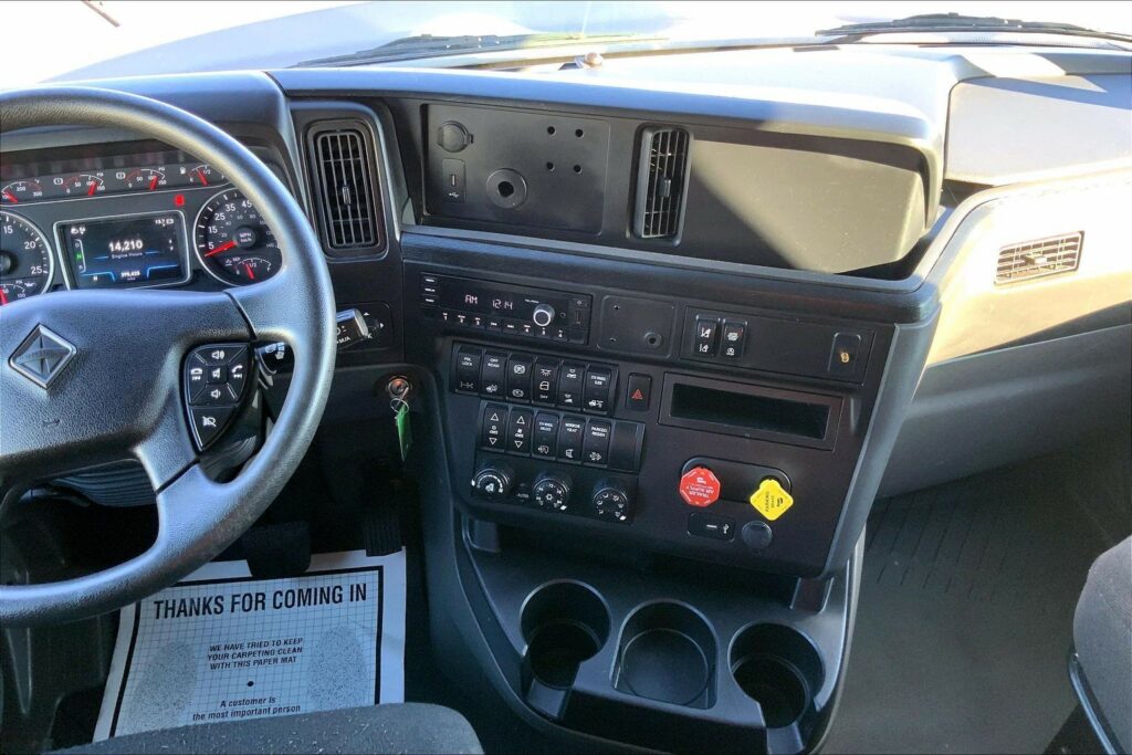 2022 CUM LT625 6×4 Sleeper