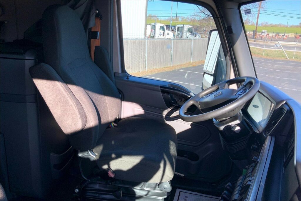 2022 CUM LT625 6×4 Sleeper