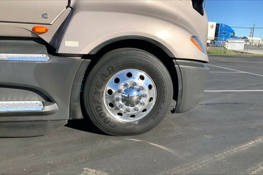 2022 CUM LT625 6×4 Sleeper