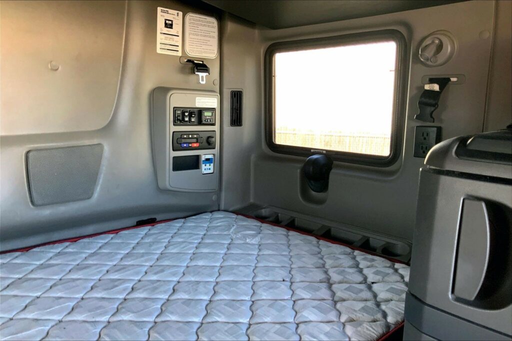 2022 CUM LT625 6×4 Sleeper