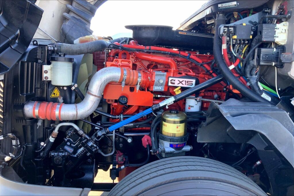 2022 CUM LT625 6×4 Sleeper